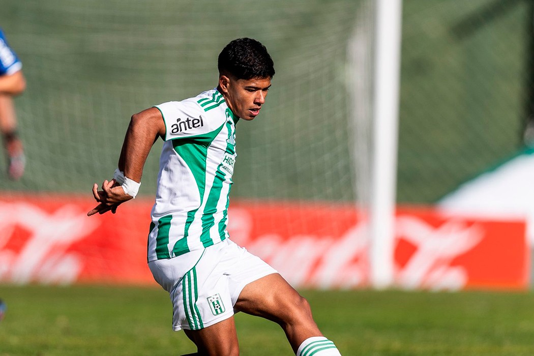Racing derrotó 1-0 a Cerro Largo y sigue en la cima de la Tabla Anual