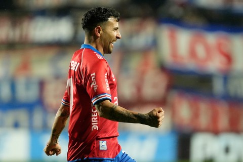 Nacional le ganó 2-1 a Racing y sigue líder en las dos tablas
