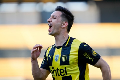 Peñarol goleó 3-0 a Nacional