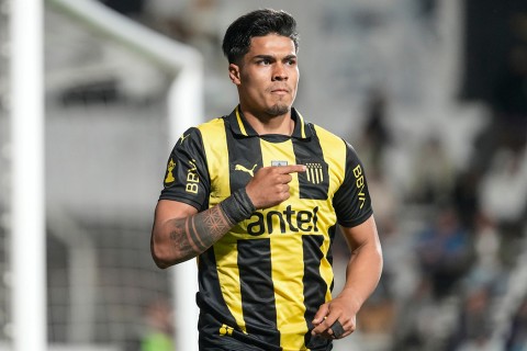 Peñarol le ganó 2-0 a Defensor Sporting y es finalista de la Copa AUF Uruguay