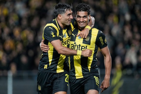 Peñarol goleó 3-0 a Wanderers y se afirma en la punta del Clausura