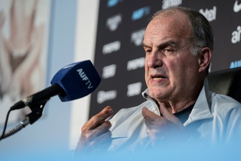 Marcelo Bielsa seguirá al mando de la Selección Uruguaya