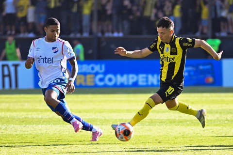 Peñarol y Nacional igualaron 2-2 en el Campeón del Siglo