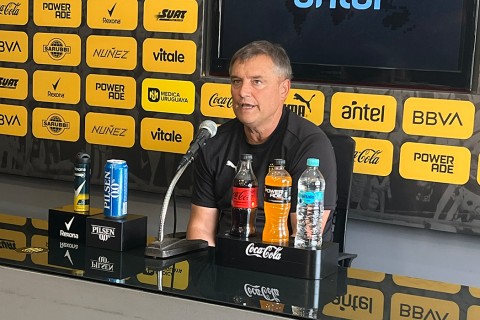 Diego Aguirre: “Arezo es un gran jugador pero estoy muy contento con los delanteros que llegaron”