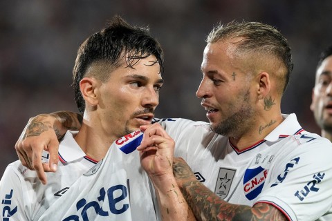 Nacional derrotó 2-0 a Wanderers en el Parque Central