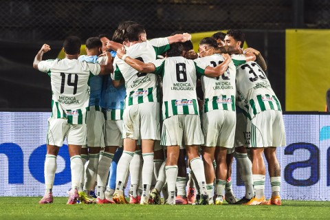 Racing asaltó el Campeón del Siglo: le ganó 2-1 a Peñarol y es el líder del Apertura