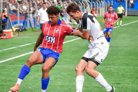 Empate 2-2 con polémica entre Central Español y Danubio