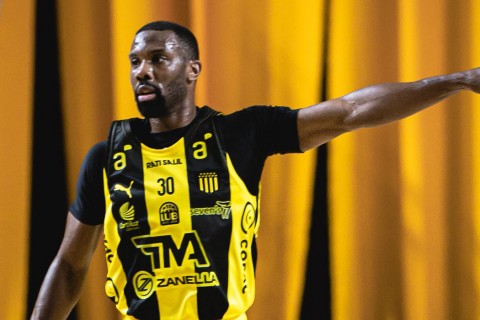 Peñarol derrotó a Aguada 103-95 y recuperó el liderato de la Liga