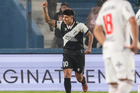Danubio derrotó a Nacional 2-1 y lo eliminó definitivamente de la lucha por el Apertura