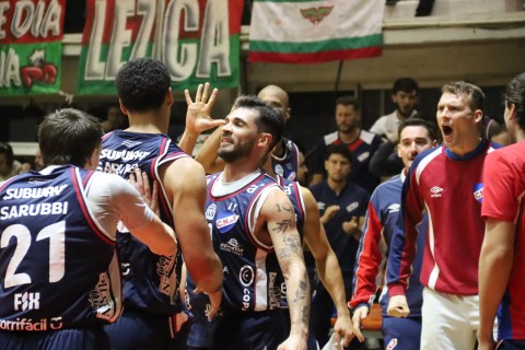 Nacional venció 98 - 94 a Aguada y le quitó el invicto de local