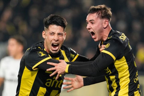 Peñarol, con un hombre menos, venció 2-1 a Liverpool en el Campeón del Siglo