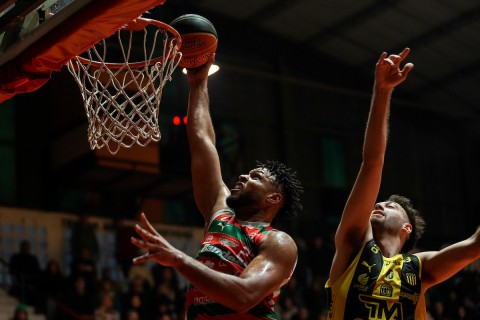 Aguada superó 78 - 71 a Peñarol y puso la serie 2-1