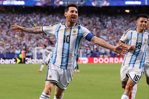 Con tres goles de Messi, Argentina goleó 3-0 a Argelia en su debut