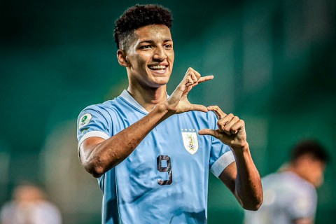 Álvaro Rodríguez entre la Premier League y la Selección: “el objetivo de su vida es jugar para Uruguay”