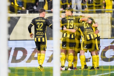 Peñarol, de local, goleó 3-0 a Boston River