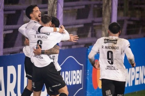 Liverpool, de visita, derrotó 2-1 a Defensor en el Franzini
