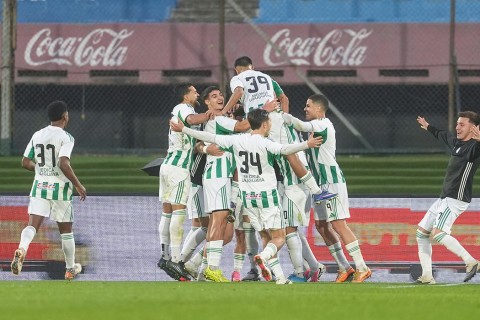 Racing derrotó 2-0 a Nacional y agudizó la crisis tricolor