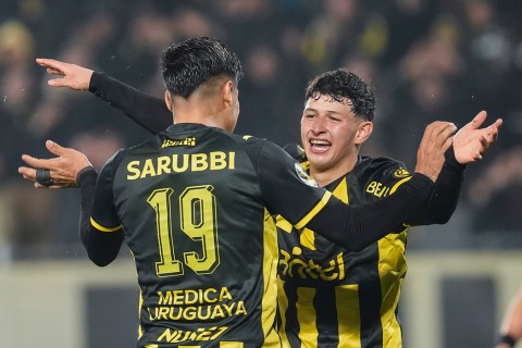Peñarol venció a Central Español 2-1 en el Campeón del Siglo y sigue dominando la anual