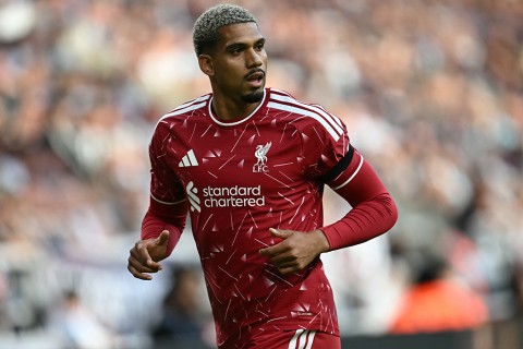 Ronald Araujo hizo su debut con el Liverpool inglés: fue 2-2 ante Newcastle