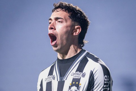 Wanderers, de local, goleó 3-0 a Central Español