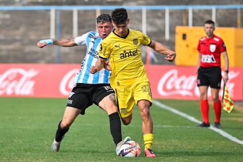Peñarol se hizo fuerte en el Tróccoli y le ganó a Cerro