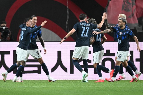 Uruguay goleó 4-1 a Corea del Sur en Seúl
