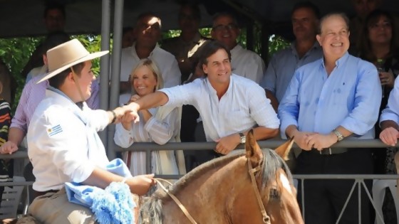 “Súbete a mi jopo”, el presidente siente el derecho y obligación de salir en TV/ Vergüenza equina: LucaSugus desfila con su madre a caballo — Columna de Darwin — No Toquen Nada | El Espectador 810