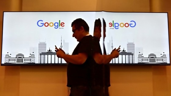 Darwin habla sobre empleado de Google que adjudicó sentimientos a proyecto de IA/ Diálogo con un bot vs diálogo de torre de control con avión venezolaní — Columna de Darwin — No Toquen Nada | El Espectador 810