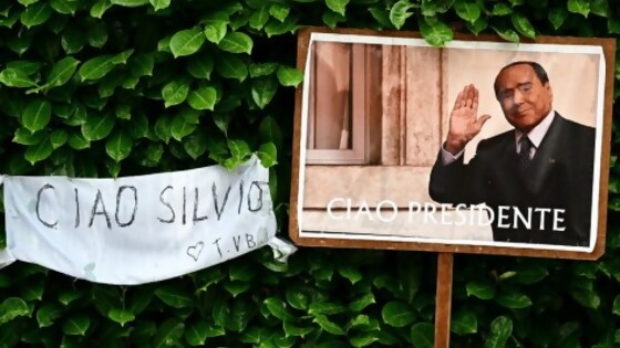 Berlusconi, el hombre que creó una nueva forma política y (también) la destruyó — Victoria Gadea — No Toquen Nada | El Espectador 810