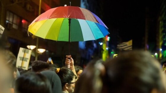 Uruguay atrae parejas gay rusas y otras 10 noticias en un minuto, cada una — Darwin concentrado — No Toquen Nada | El Espectador 810