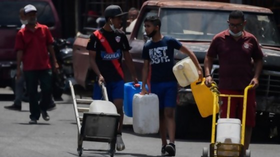 Crónica de la “ingeniería popular” para conseguir agua en Caracas — Colaboradores del Exterior — No Toquen Nada | El Espectador 810