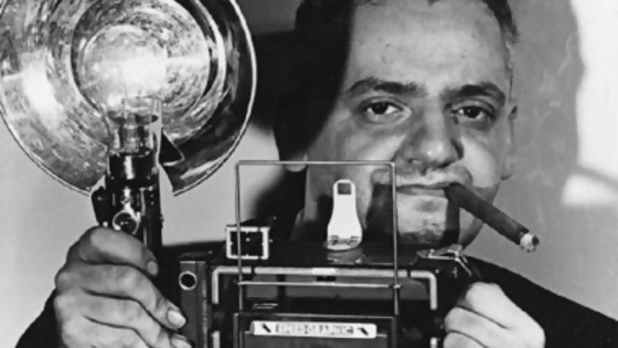 “Weegee… Yo no encontré nunca un nombre mejor ni un mejor fotógrafo”  — Leo Barizzoni — No Toquen Nada | El Espectador 810