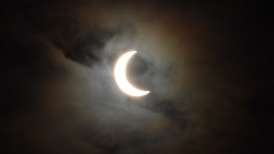 Colador y otros piques para ver el eclipse de hoy  — Audios — No Toquen Nada | El Espectador 810