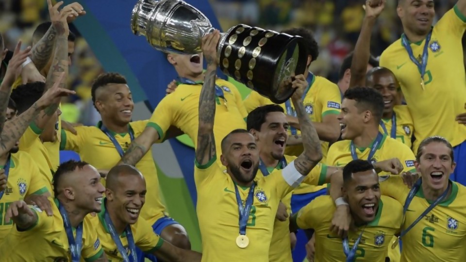 La tentadora idea de que a Brasil lo llevaron de la mano —  Diego Muñoz — No Toquen Nada | El Espectador 810