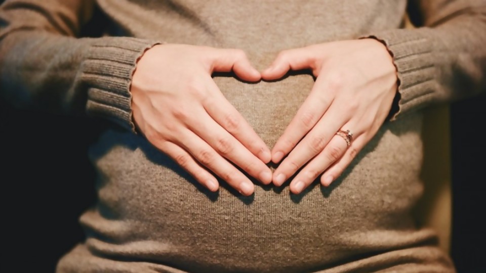 Embarazadas y covid: ¿qué pasó en el último mes y medio?  —  Informes — No Toquen Nada | El Espectador 810