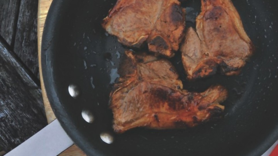 Los posibles riesgos de la carne chamuscada/crocante —  Leticia Cicero — No Toquen Nada | El Espectador 810