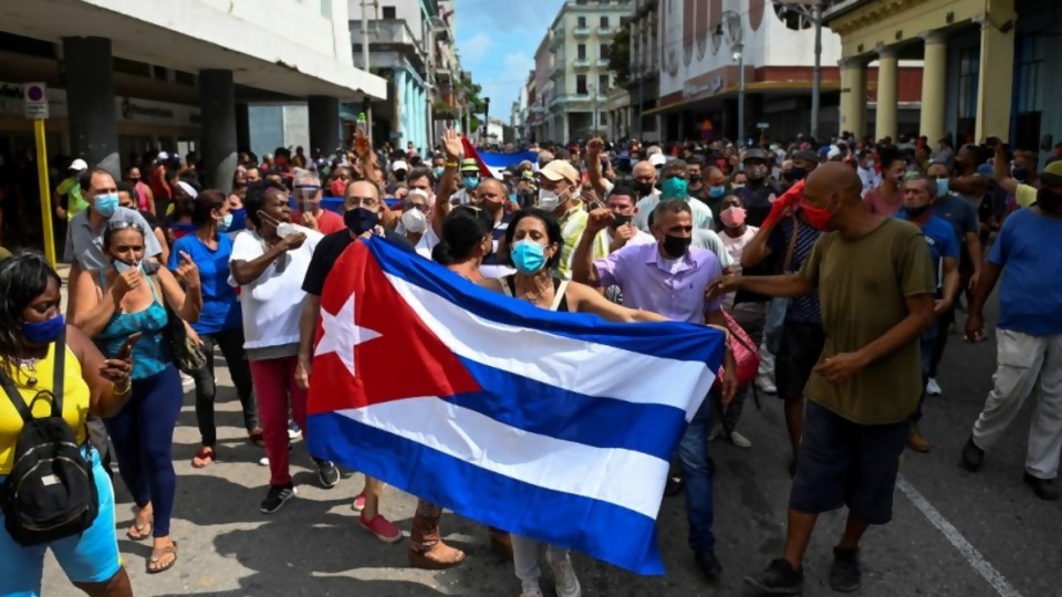 Darwin buscó formas de procastinar el “Cuba sí, Cuba no” pero no lo logró —  Columna de Darwin — No Toquen Nada | El Espectador 810