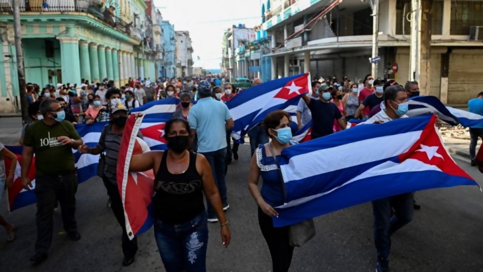 Cuál fue la tormenta perfecta para el estallido social en Cuba —  La Entrevista — Más Temprano Que Tarde | El Espectador 810