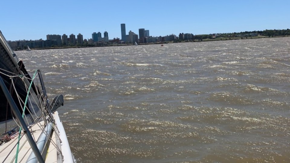 Entre olas y vientos: crónica de una travesía en el Río de la Plata  —  Puras historias — Puras Palabras | El Espectador 810