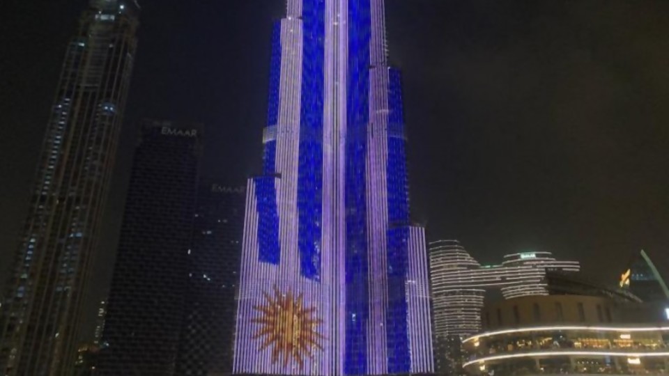 El Burj Khalifa se vistió de pabellón patrio, con sol para abajo y pixelado/ Discurso de Lacalle: tema libre el caballo libre —  Columna de Darwin — No Toquen Nada | El Espectador 810