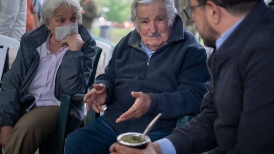 Mujica con “desidia malhumorada expuesta”/ Topolansky hace la del tero y desafina lejos del huevo —  Columna de Darwin — No Toquen Nada | El Espectador 810