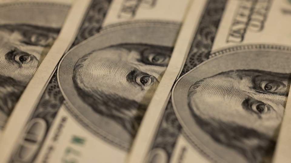 ¿Cómo afecta la baja del dólar en nuestro país? —  Economía en casa — Paren Todo | El Espectador 810