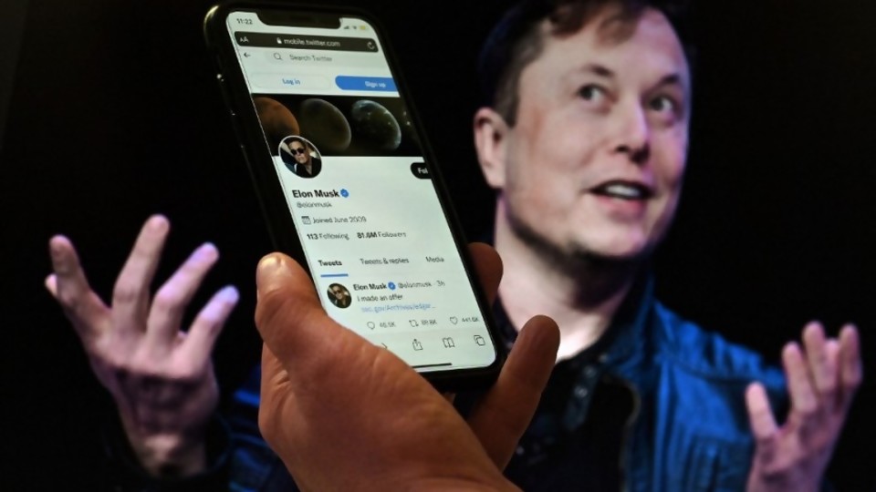 Elon Musk compra Twitter y resalta la importancia del idiota inútil en la sociedad/ Bustillo está blindado/ Todos hablan loas de Peri Rossi, pero nadie habla de su obra —  Columna de Darwin — No Toquen Nada | El Espectador 810