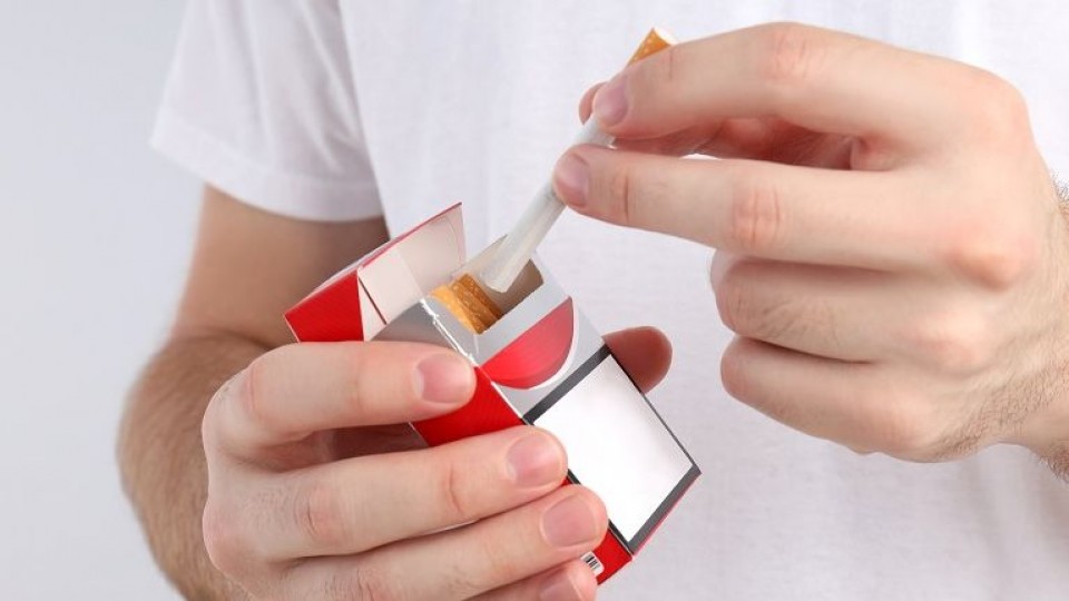 ¿Marcha atrás contra el empaquetado de cigarrillos? —  La portada — Paren Todo | El Espectador 810