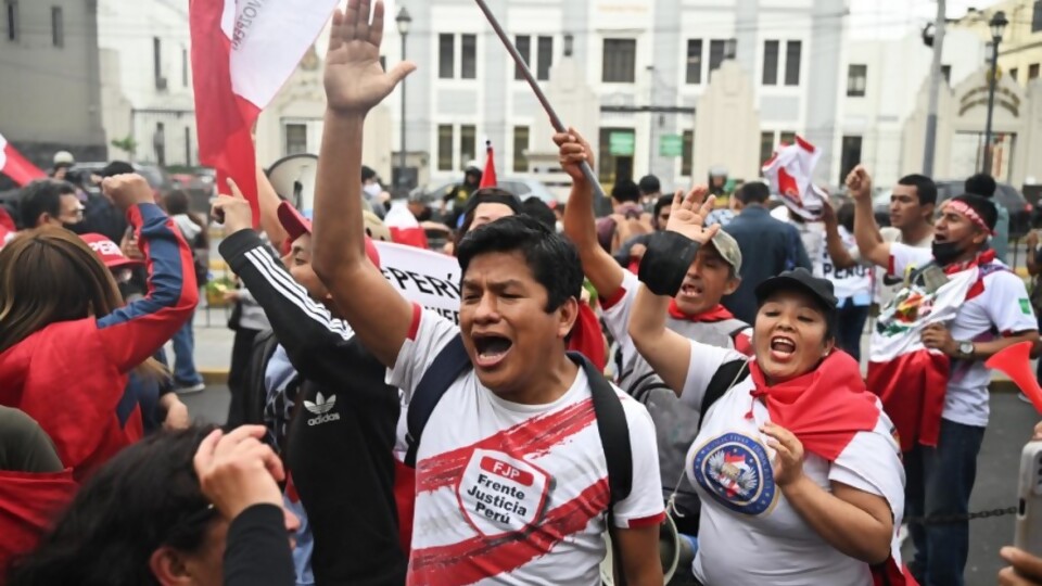 La violencia política toma las calles en Perú —  Claudio Fantini — Primera Mañana | El Espectador 810