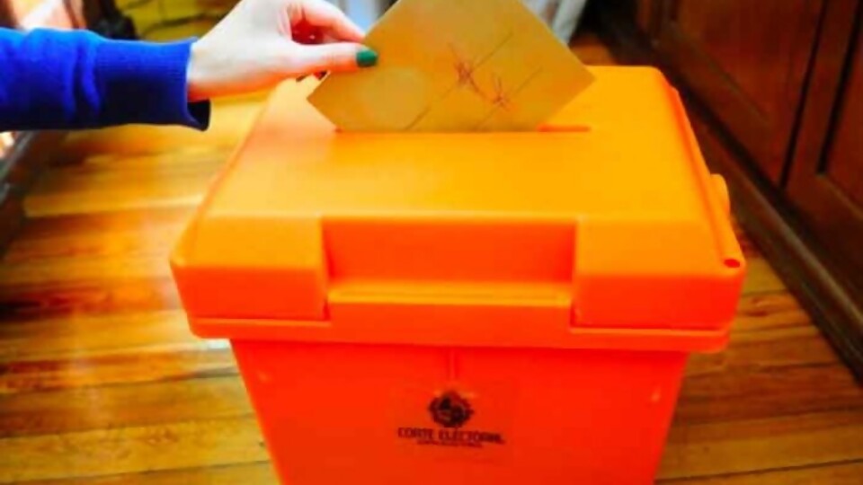 Encuestas de intención de voto muestran arraigo de partidos y bloques políticos —  Victoria Gadea — No Toquen Nada | El Espectador 810