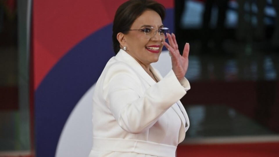 Xiomara Castro muestra que gobernar Honduras no es fácil, incluso bajo “estado de excepción” —  Victoria Gadea — No Toquen Nada | El Espectador 810