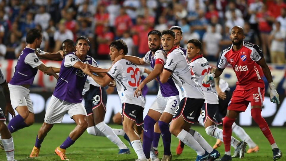 Peñarol disfruta de las mieles del amateurismo/ Defensor sufre su Tren Fankarma —  Darwin - Columna Deportiva — No Toquen Nada | El Espectador 810