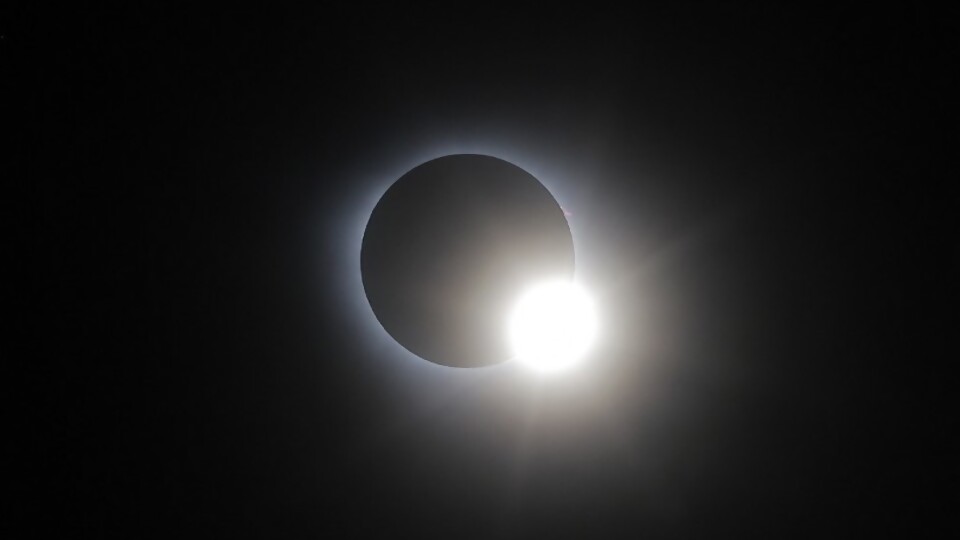 Lo que dejó el eclipse solar imperialista/ El PIT-CNT sigue poniendo a prueba su pareja con el FA —  Columna de Darwin — No Toquen Nada | El Espectador 810