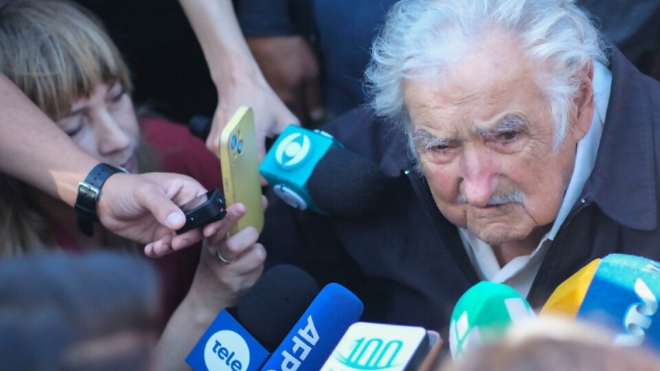 El flipper de Mujica le pega a todo lo que se mueve —  Darwin concentrado — No Toquen Nada | El Espectador 810